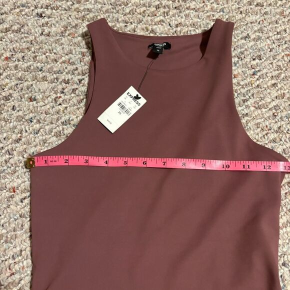 NWT Express Body Contour High Compression High Neck Cropped Tank- Size XS - Picture 8 of 9